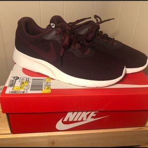 Nike Tanjun SE Maroon 11 B